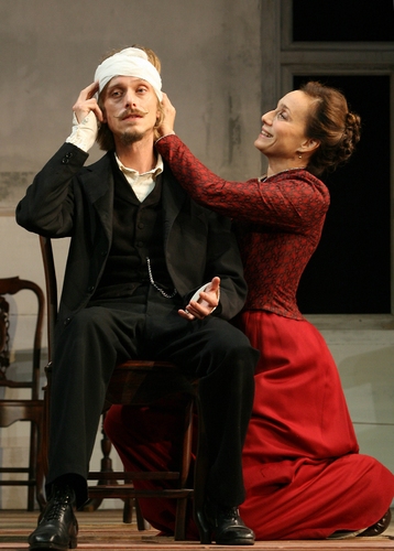 Mackenzie Crook as Konstantin and Kristin Scott Thomas as Arkadina
 Photo