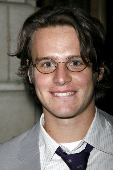 re: Jonathan Groff's glasses are cute