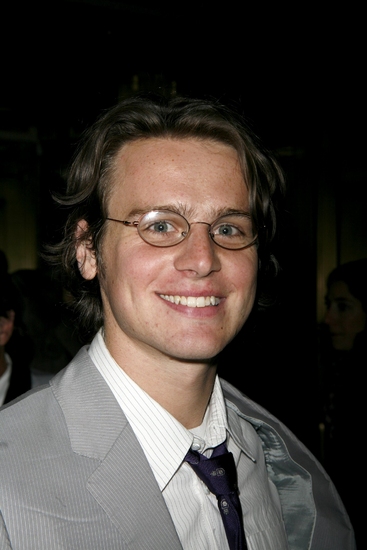 re: Jonathan Groff's glasses are cute