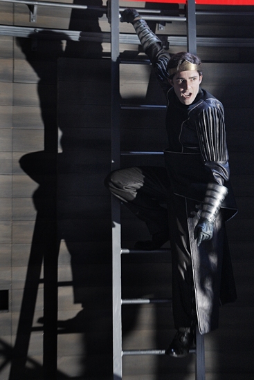 Photo Flash: HENRY V At The Guthrie Image