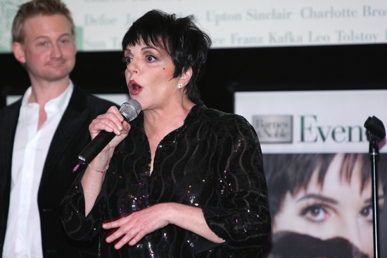 Photo Coverage: LIZA'S at... Barnes & Noble! Image