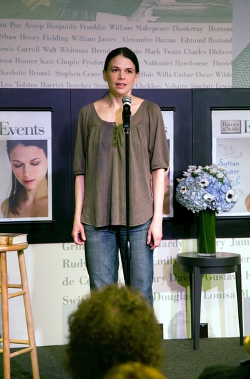 Photo Coverage: Sutton Foster Brings 'WISH' to Barnes & Noble Image