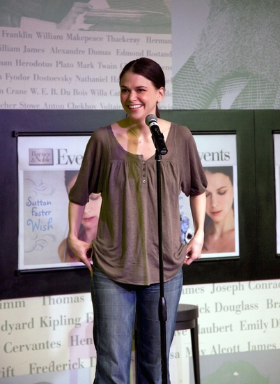 Photo Coverage: Sutton Foster Brings 'WISH' to Barnes & Noble Image