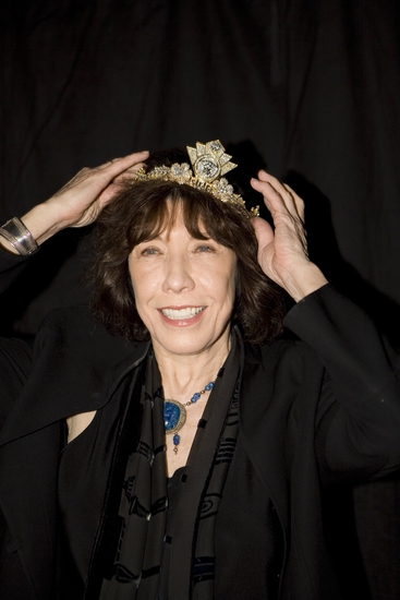 Lily Tomlin tries on the Versace Tiara for a good cause Photo
