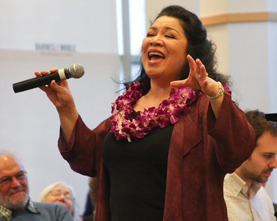 Photo Coverage: Mitzi Gaynor Celebrates SOUTH PACIFIC at Barnes & Noble Image