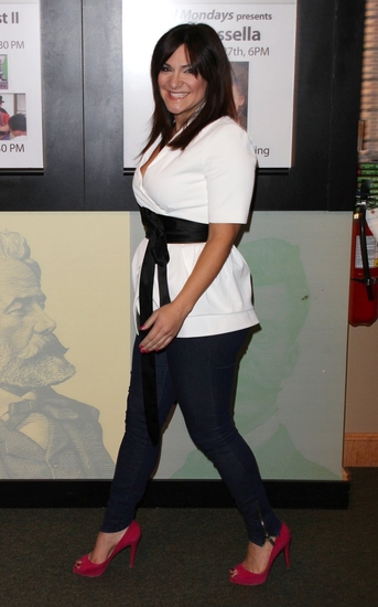 Photo Coverage: Shoshana Bean Sings 'SUPERHERO' at Barnes & Noble Image