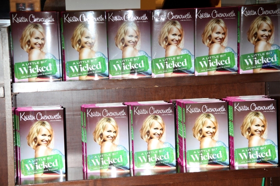 Photo Coverage: Kristin Chenoweth Brings 'A LITTLE BIT WICKED' to Lincoln Triangle Barnes & Noble 