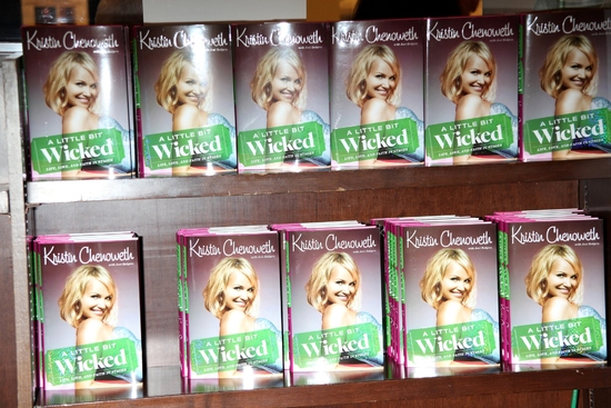 Photo Coverage: Kristin Chenoweth Brings 'A LITTLE BIT WICKED' to Lincoln Triangle Barnes & Noble Image
