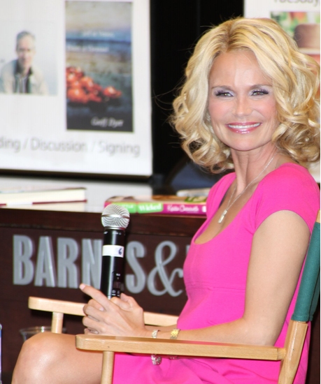 Photo Coverage: Kristin Chenoweth Brings 'A LITTLE BIT WICKED' to Lincoln Triangle Barnes & Noble  Image