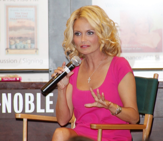 Photo Coverage: Kristin Chenoweth Brings 'A LITTLE BIT WICKED' to Lincoln Triangle Barnes & Noble 