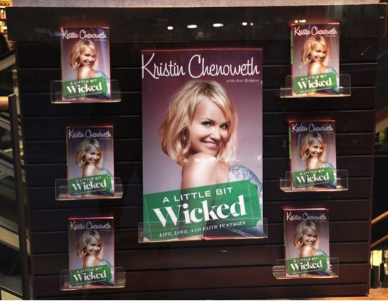 Kristin Chenoweth appears at the Lincoln Triangle Barnes & Noble Photo