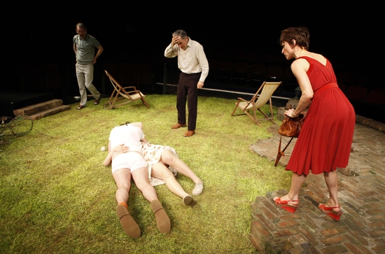 Photo Flash: 'THE NORMAN CONQUESTS: ROUND AND ROUND THE GARDEN' Image