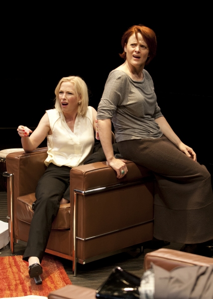 (from left) Caitlin Muelder as Annette Raleigh and Erika Rolfsrud as Veronica Novak i Photo