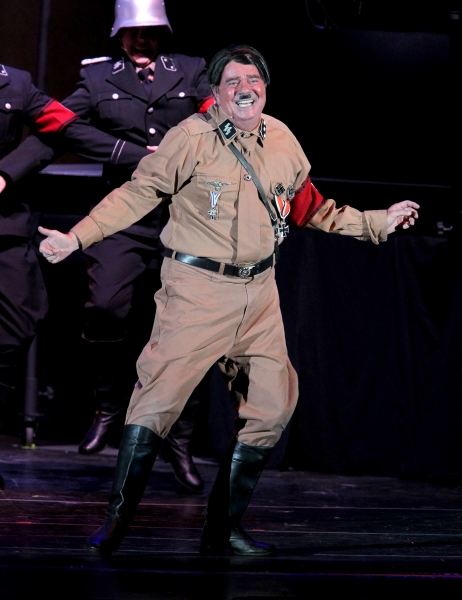 Photo Flash: Jesse Tyler Ferguson, Richard Kind and More in THE PRODUCERS at The Hollywood Bowl, Part 2! Image