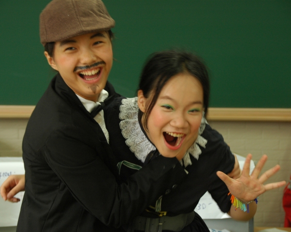 Photo Flash: Beijing Playhouse's SHERLOCK HOLMES AND THE HOUND OF THE BASKERVILLES Image