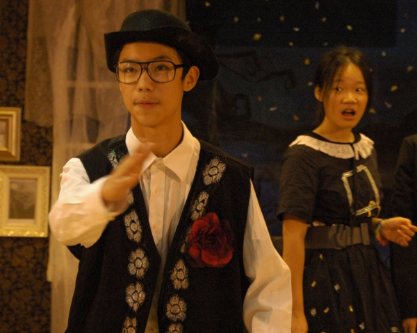 Photo Flash: Beijing Playhouse's SHERLOCK HOLMES AND THE HOUND OF THE BASKERVILLES Image