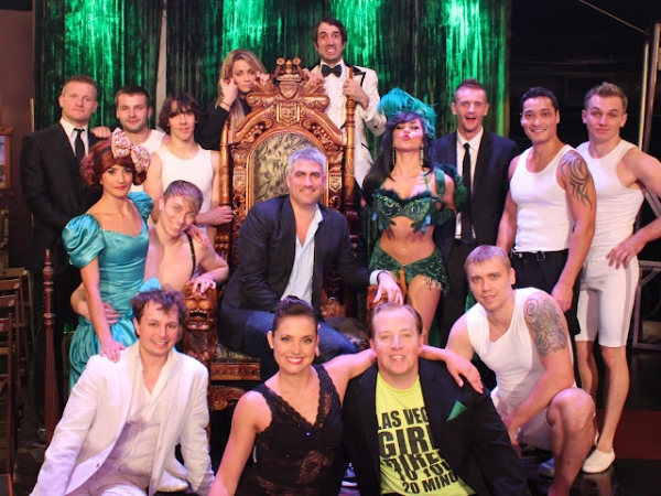 Taylor Hicks with the Cast of ABSINTHE Photo