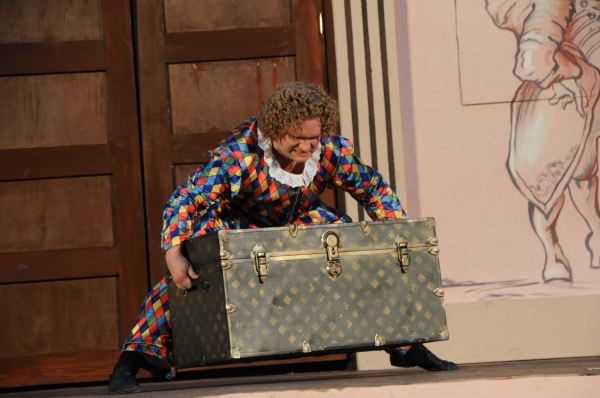 Photo Flash: First Look at Actors' Theatre's THE SERVANT OF TWO MASTERS  Image