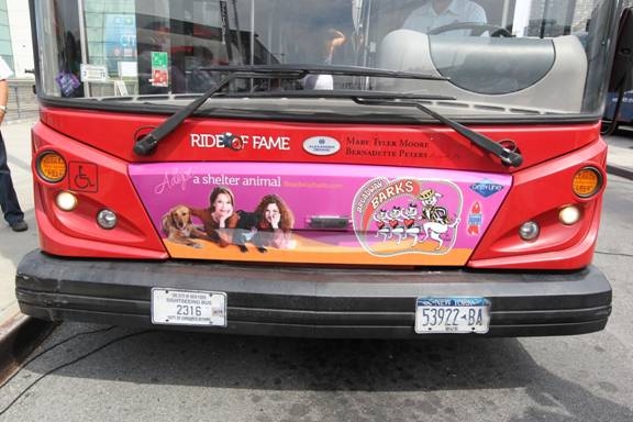 Photo Flash: Bernadette Peters and Mary Tyler Moore Welcomed into Gray Line's Ride of Fame Campaign 