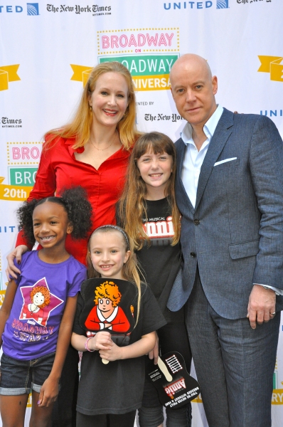  Katie Finneran, Anthony Warlow and the girls of Annie Photo