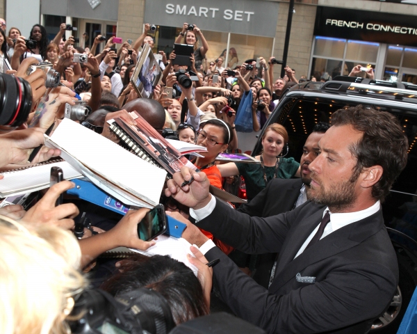 Jude Law greets the fans Photo