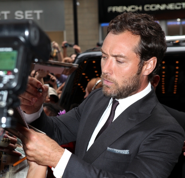  Jude Law greets the fans Photo