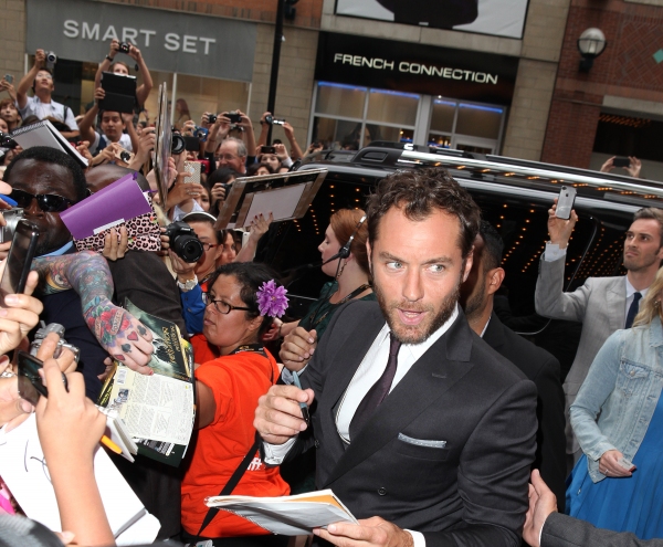  Jude Law greets the fans Photo