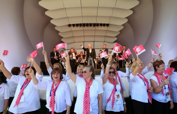 Photo Flash: Peter Karrie Performs at London 2012 Paralympic Closing Ceremony Image