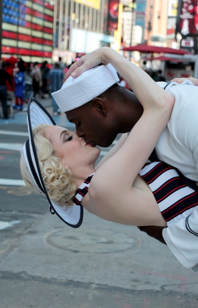 Photo Exclusive: Out on the Town with the Cast of the ANYTHING GOES Tour- Meet the Company!  Image