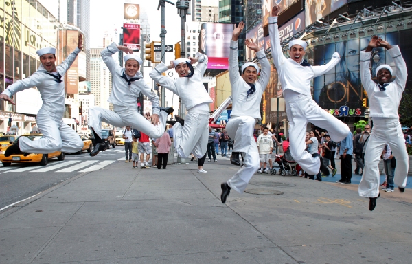 Photo Exclusive: Out on the Town with the Cast of the ANYTHING GOES Tour- Meet the Company!  Image