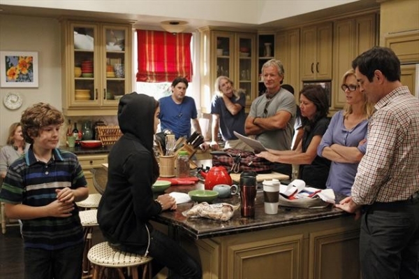 Photo Coverage: Sneak Peek at MODERN FAMILY on 10/10- Pregnant Gloria! 