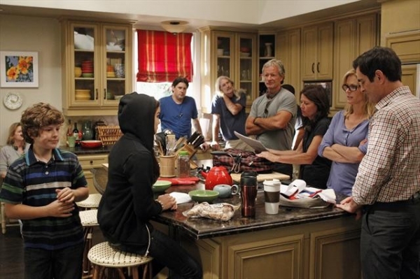 Photo Coverage: Sneak Peek at MODERN FAMILY on 10/10- Pregnant Gloria! Image