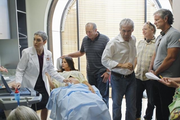 Photo Coverage: Sneak Peek at MODERN FAMILY on 10/10- Pregnant Gloria! Image