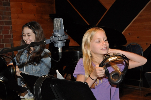 Exclusive Photos: MARY POPPINS Cast Sings 'Carols For A Cure' Image