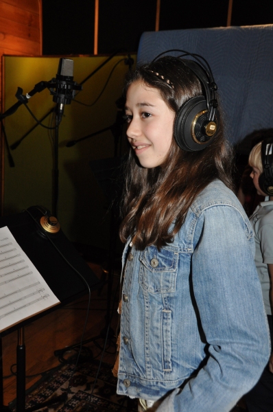 Exclusive Photos: MARY POPPINS Cast Sings 'Carols For A Cure' Image