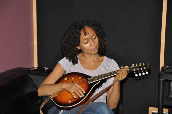 Photo Exclusive: ONCE Cast Records for 'Carols For A Cure'  Image