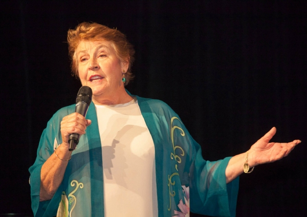 Helen Reddy sing "I Am Woman" Photo