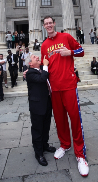 Photo Flash: BP Markowitz Welcomes Harlem Globetrotters to Brooklyn Image