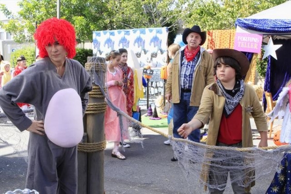 Photo Flash: First Look at Halloween Episode of THE MIDDLE 