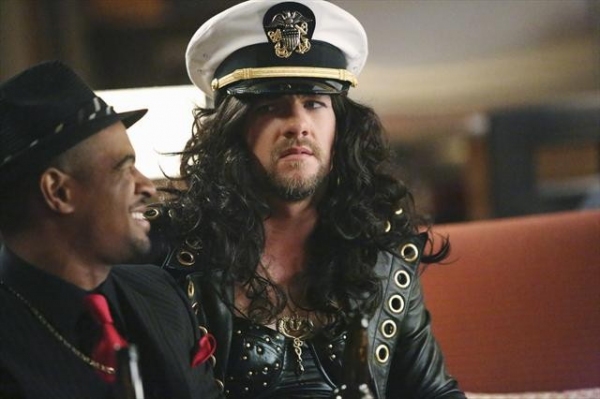 Photo Flash: First Look at 10/30's Episode of HAPPY ENDINGS 