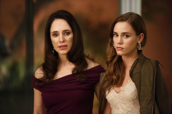 Photo Flash: Sneak Preview of REVENGE's 'Intuition' Episode, Airing 10/21 Image