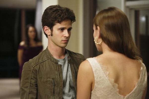 Photo Flash: Sneak Preview of REVENGE's 'Intuition' Episode, Airing 10/21 Image