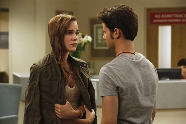 Photo Flash: Sneak Preview of REVENGE's 'Intuition' Episode, Airing 10/21 Image