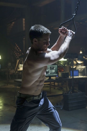 Photo Flash: First Look at ARROW's Upcoming Episode, 'Lone Gunmen,' 10/24 Image