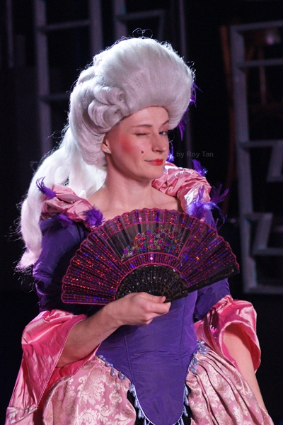 Anna Francolini as Victor Victoria   Photo