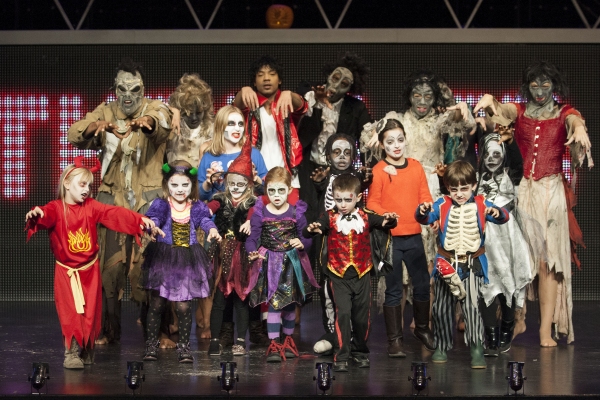 THRILLER LIVE! Cast, David Jordan,  and Pupils from Holmleigh Primary School  Photo