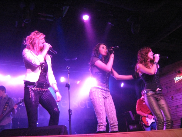 Photo Flash: Jetset Getset 'Plays It Forward' for Charity Image