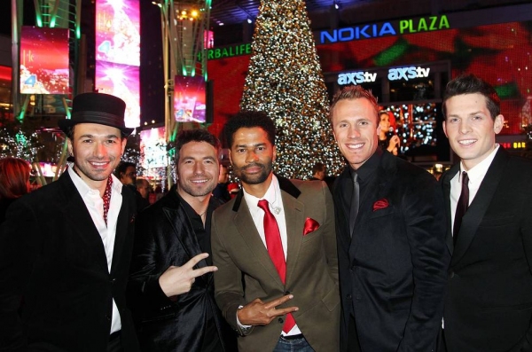 Photo Flash: First Look at Brightman, Manilow & More in L.A. LIVE's HOLIDAY TREE LIGHTING Image