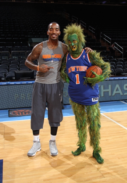 Photo Flash: The Grinch Visits New York Knicks Game at Madison Square Garden Image