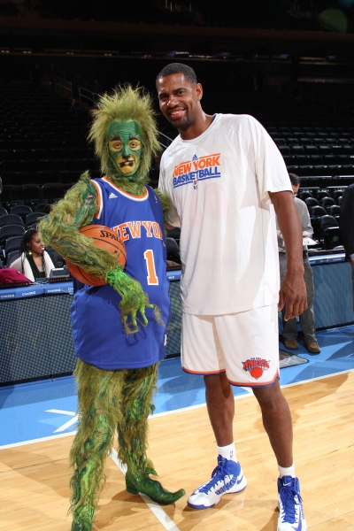 Photo Flash: The Grinch Visits New York Knicks Game at Madison Square Garden Image